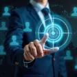 Guide 2025 – Stratégie de recrutement digital : laptop, graphiques et icônes de réseaux sociaux