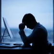 Salariée en télétravail, seule devant son ordinateur, illustrant le sentiment d’isolement professionnel en 2025