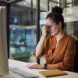 Manager examinant un planning d’équipe réduit sur écran, illustrant la gestion du sous-effectif en entreprise.