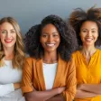 Responsable RH examinant des CV anonymisés pour garantir un recrutement non-discriminant.