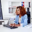 Une femme consultant son ordinnateur
