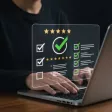 Manager consultant un tableau de résultats de questionnaire d’évaluation pour améliorer la performance d’une équipe.