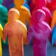 Équipe enthousiaste réunie autour d’un panneau affichant les valeurs de l’entreprise, incarnant le sentiment d’appartenance.