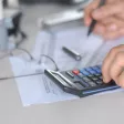 Responsable paie saisissant les cotisations URSSAF dans un logiciel SIRH pour assurer la conformité sociale de l’entreprise.
