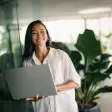 Responsable RH examinant des bulletins et notes internes pour vérifier la régularité d’un avantage devenu usage d’entreprise.