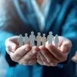 Équipe réunie discutant des valeurs d’entreprise lors d’un atelier collaboratif.