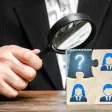 Responsable RH créant un tableau de classification des emplois sur un écran interactif.