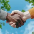 Volontaire formant de jeunes écoliers africains lors d’un congé solidaire.