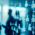 Dirigeant de PME face à un tableau listant les 5 erreurs qui ralentissent sa transformation RH digitale.