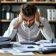 Manager surveillant de près le travail d’un collaborateur, illustrant le contrôle excessif du micromanagement.