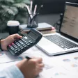 Employé signant numériquement un ordre de mission avant un voyage d’affaires.