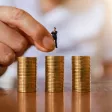 Salarié enfourchant sa voiture devant les bureaux, symbolisant les aides mobilités durables 2025.