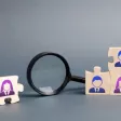 Recruteur analysant le tableau de bord d’une campagne de recrutement programmatique.