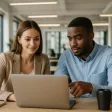 Des collaborateurs aux expertises variées co-construisent un projet autour d’un mur de post-it, illustrant l’intelligence collective et la créativité générées par le travail collaboratif.