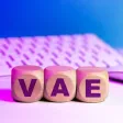 Responsable RH et collaborateur échangeant sur un dossier VAE, certificat à l’appui, devant un ordinateur.