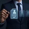 Chargée de recrutement consultant un ATS, affichant un vivier de candidats segmentés par compétences.