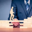 Collaboratrice relevant un défi professionnel avec le soutien bienveillant de son manager, symbolisant la sortie progressive de sa zone de confort.