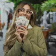 Employé au bureau comptant des billets, symbole du salaire comme moteur de motivation