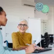 bénévole et salarié en charge des RH devant leur logiciel RH