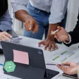 Professionnel en train d'effectuer un bilan de formation, en analysant les compétences acquises et les objectifs atteints