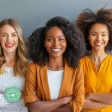 Responsable RH examinant des CV anonymisés pour garantir un recrutement non-discriminant.