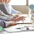 Personnes en train de prendre des notes sur leurs ordinateurs