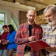 Un jeune salarié échange avec un collègue senior lors d’une séance de mentoring inversé