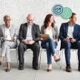 Responsable RH créant un tableau de classification des emplois sur un écran interactif.