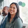 Responsable RH analysant un tableau de bord des coûts de recrutement sur ordinateur.