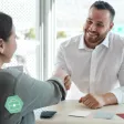 Recruteur conduisant un entretien structuré avec une grille d’évaluation standardisée.