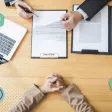 Gestionnaire RH vérifiant les coefficients sur un tableau de classification salariale.