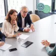Collaboratrice relevant un défi professionnel avec le soutien bienveillant de son manager, symbolisant la sortie progressive de sa zone de confort.