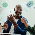Salariés en réunion discutant de l’organisation quotidienne du travail