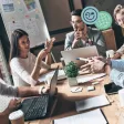 Illustration de la communication verticale en entreprise montrant les échanges entre direction, managers et collaborateurs