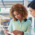 Deux collaboratrices analysent un document dans un cadre professionnel