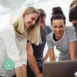 Un groupe de collègues discute autour d'un écran d'ordinateur