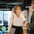 Deux collègues discutent au travail