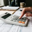 calculatrice de bureau utilisée pour calculer le montant d'une facture