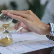 sablier dans un environnement de bureau