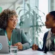 RH du secteur banque & assurance travaillant sur son ordinateur