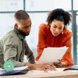 Un échange entre deux collaborateurs dans un bureau