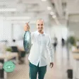 Un homme tient un poisson dans un openspace