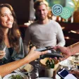 Un groupe de collègues déjeune eu restaurant et règle l'addition
