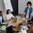 Une personne anime un atelier de feedback dans une salle de réunion