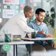 Une femme manager explique un projet à son collaborateur