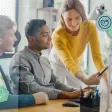 Une manageuse présente un document sur une tablette, devant son équipe