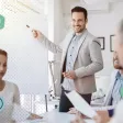 Un homme animer un groupe de travail dans une salle de réunion