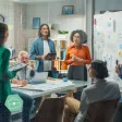 Un groupe de travail autour d'une personne inspirante