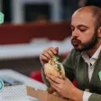 Un homme mange un sandwich au bureau