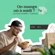 Un homme déjeune un plat livré